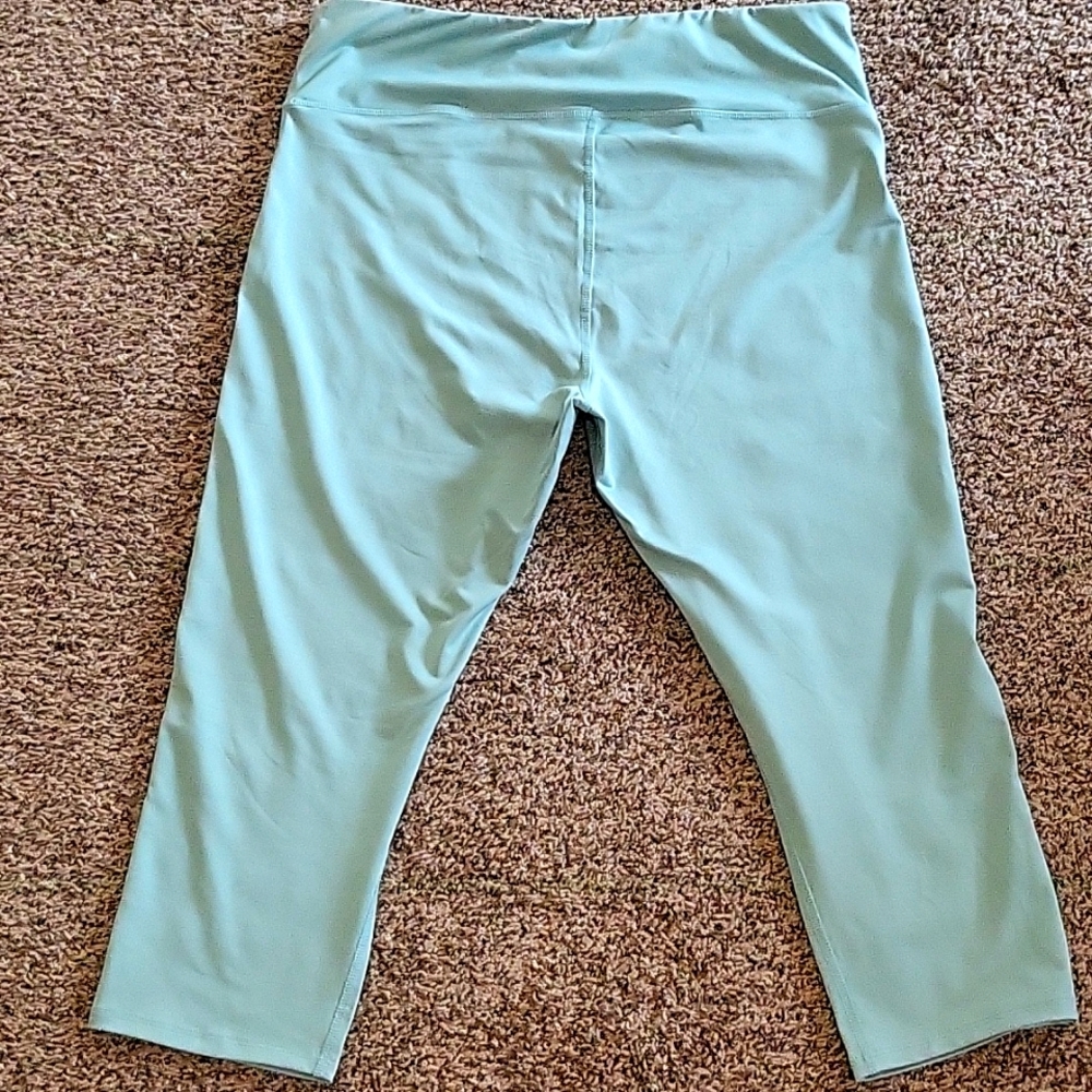 Walk pop Capris - Picture 2 of 3